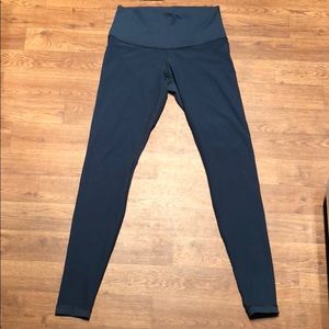 * Rare* Alberta Lake Lululemon wunder unders